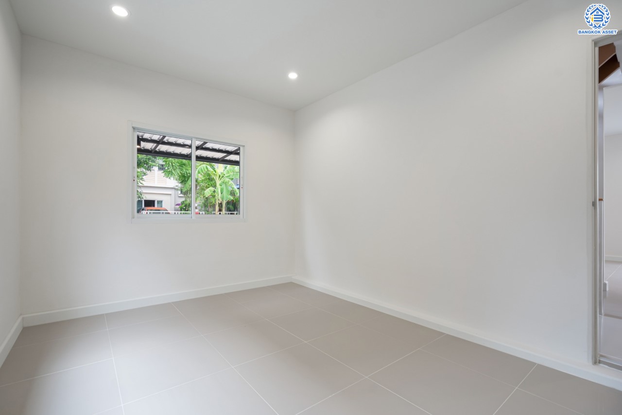 บ้านมือสองตกแต่งใหม่ ม.พฤกษาวิลเลจ11 ท่าอิฐ หลังมุม เนื้อที่ 50.2 ตร.ว. ฟังก์ชันพร้อม 4 ห้องนอน 2 ห้องน้ำ 2 ที่จอดรถ บนทำเลศักยภาพ เข้า-ออกได้ทั้งถ.รัตนาธิเบศร์ และถ.ราชพฤกษ์ ใกล้รถไฟฟ้าสายสีม่วง "สถานีบางรักน้อยท่าอิฐ"